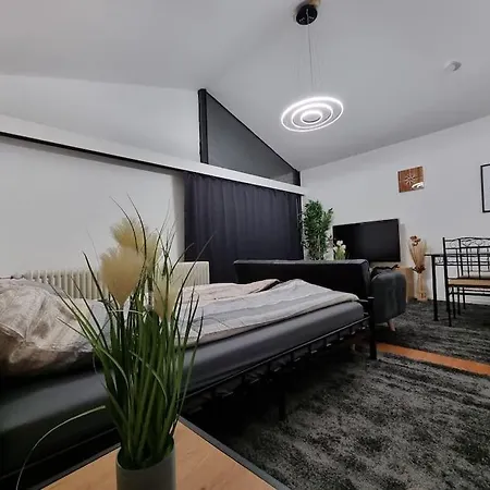 Gemutliche Mit Kleinem Balkon In Apartment