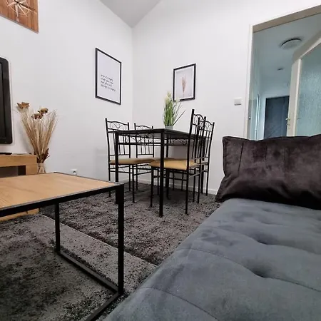 Gemutliche Mit Kleinem Balkon In Apartment *